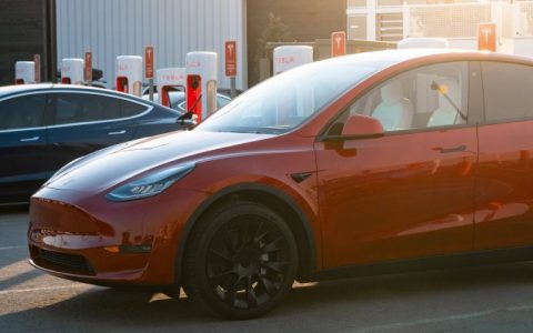 美国正式针对特斯拉允许驾驶玩游戏一事展开调查