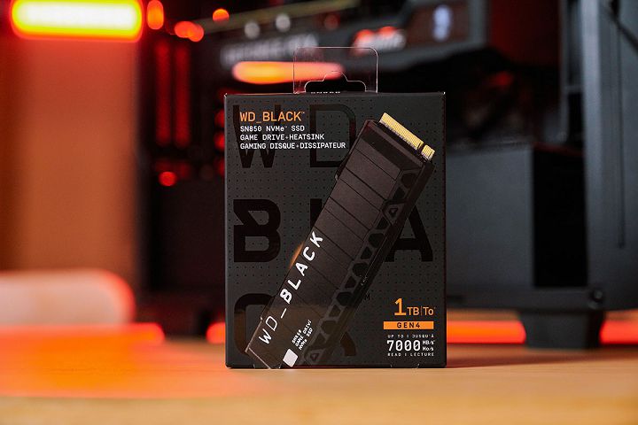 WD_BLACK SN850 NVMe SSD 散热片版本同样采取黑色彩盒包装，并可清楚看到散热片的样式。