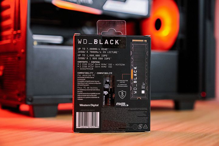 彩盒背后标示读取速度IOPS，并有透明窗口供检视SSD序号等信息，产品提供5年保固。