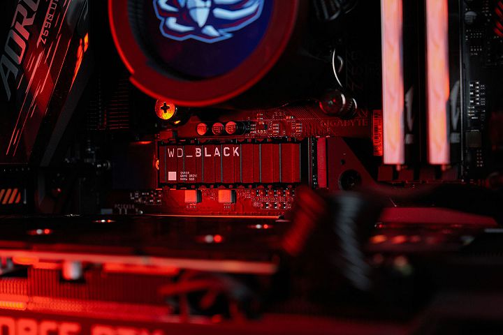 WD_BLACK SN850 NVMe SSD 加上散热片厚度仅有 8.8mm，宽度的部分也不会突出太多，不用担心会卡到主板电容或是相邻的 M.2 SSD 插槽。
