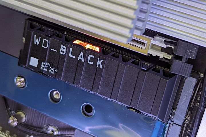 WD_BLACK SN850 NVMe SSD 散热片版本其实还有一项亮点，就是位于上方的 RGB LED 照明功能，将电竞元素发挥得淋漓尽致。