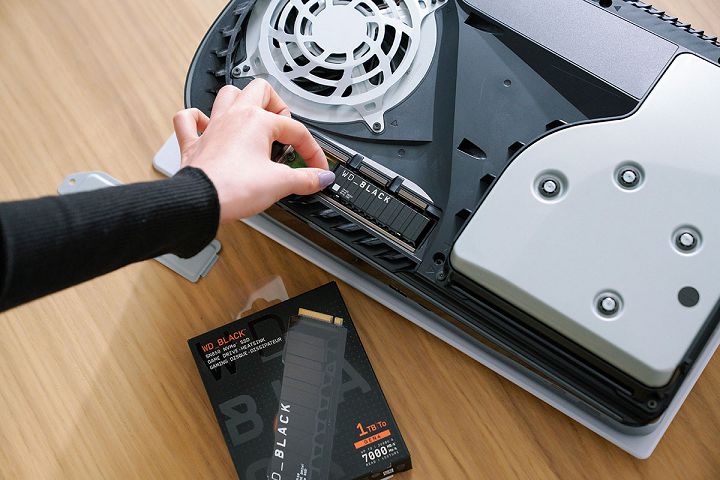 移除 PS5 外侧盖板，即可找到 M.2 扩充槽的铁盖，取下后即可安装 SSD。