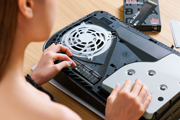 Western Digital 在设计散热片时，考虑到了 PS5 的延伸扩充应用，因此可以像量身订制般的贴合于 PS5 机身空间。