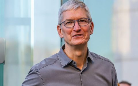 Meta 挖走苹果 100 名工程师，库克急到发出「不寻常的高额奖金」留才！