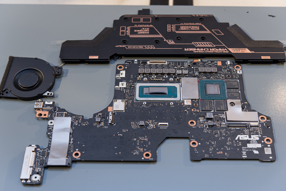 亲爱的我把 Mothership 缩小！ ROG FLOW Z13 电竞平版登场