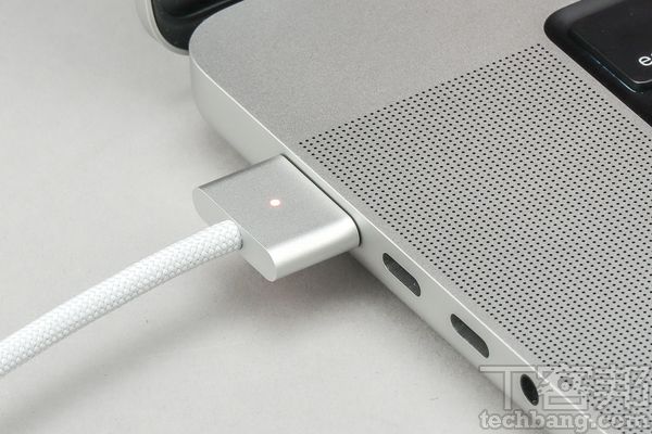 MagSafe 3磁吸充电端口，不用刻意对准就可磁吸充电，上方还有灯号显示，橘色为充电中，绿色即充满电。