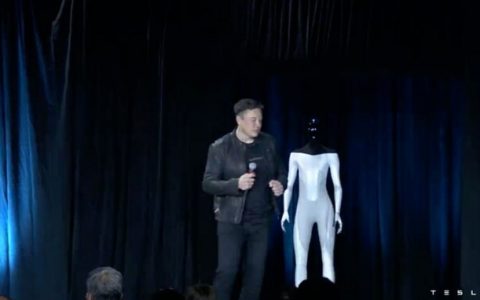 马斯克谈特斯拉人形机器人：采用与特斯拉自动驾驶相同大脑，速度每小时最高可跑8公里