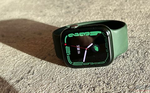 Apple 释出 WatchOS 8.4 更新，解决部分型号无法充电的问题