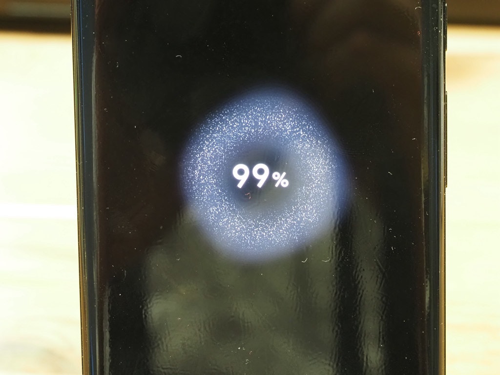 照片中提到了99%，包含了特写、电子产品、特写、小工具、电子机器