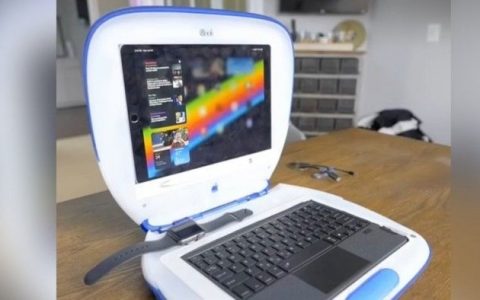 TiKTok用户创意改装iBook G3外壳：往里嵌入一台iPad