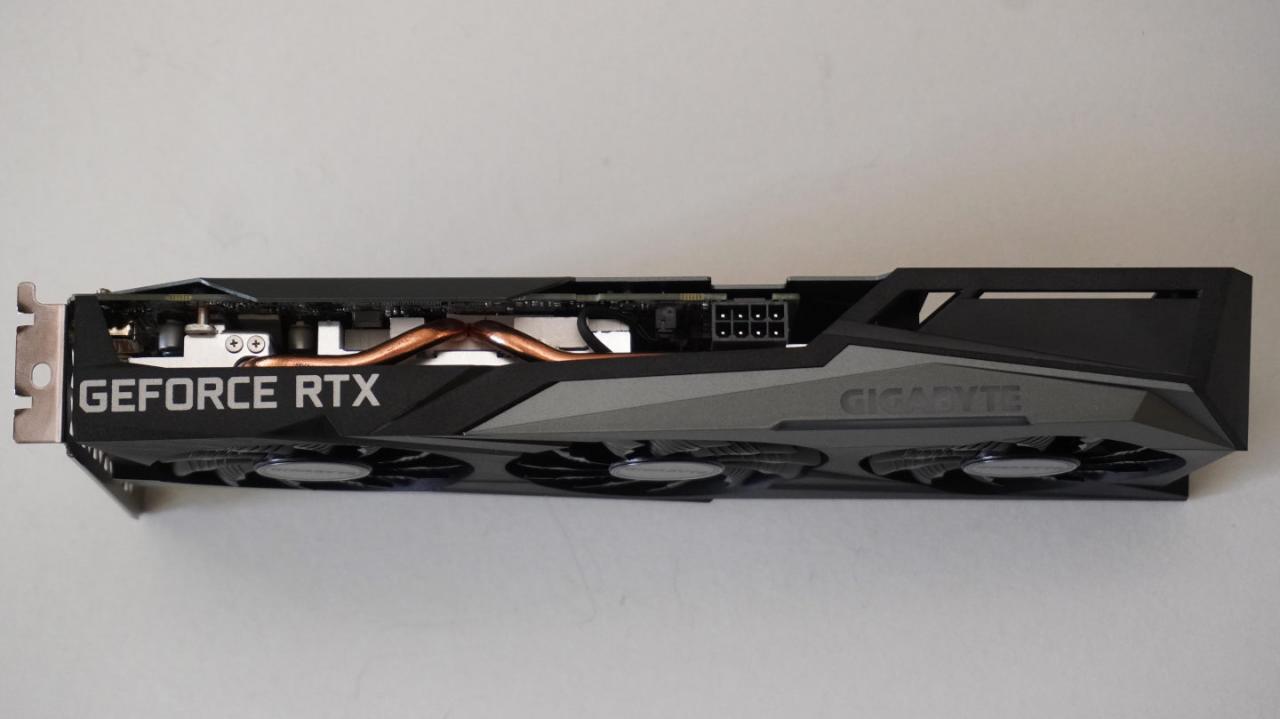 GeForce RTX 3050 Gaming OC 8G采用8-Pin额外电源输入端子,建议搭配450W电源供应器。 图中右下侧的GIGABYTE标志支持RGB Fusion 2.0 RGB彩色灯效。