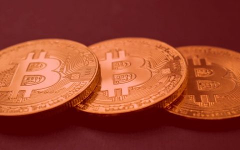 美国逮捕入侵加密货币交易平台Bitfinex的黑客同伙，扣押9.4万个比特币 