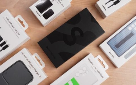 三星 Galaxy S22 Ultra 抢先开箱！ 效能跑分、续航力实测、还有六款周边一起来了！ 