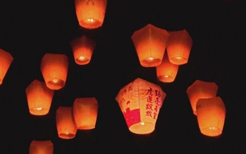 没单反相机拍天灯没关系，专业摄影师教你用 iPhone 拍 