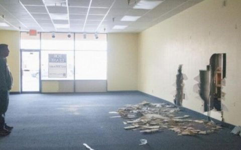 小偷半夜在墙上打洞侵入电玩店，偷走价值25万美元宝可梦卡片 