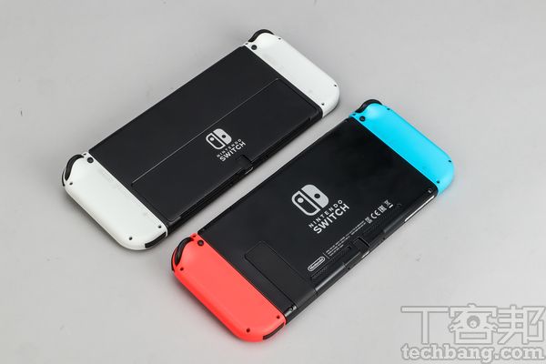 虽然从照片上难以分别，但OLED版Switch的背面，其实带有更细致的磨砂质感，比起过往机种的平滑塑料材质，更不容易留下指纹。