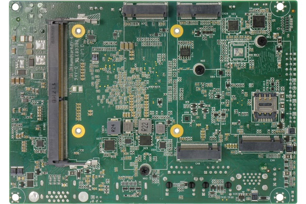 主板背面有1组SO-DIMM插槽与4组M.2插槽。