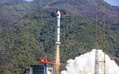 SpaceX有新对手了？ 成功发射网络卫星：传送速度达40Gbps！号称比 Starlink快一倍