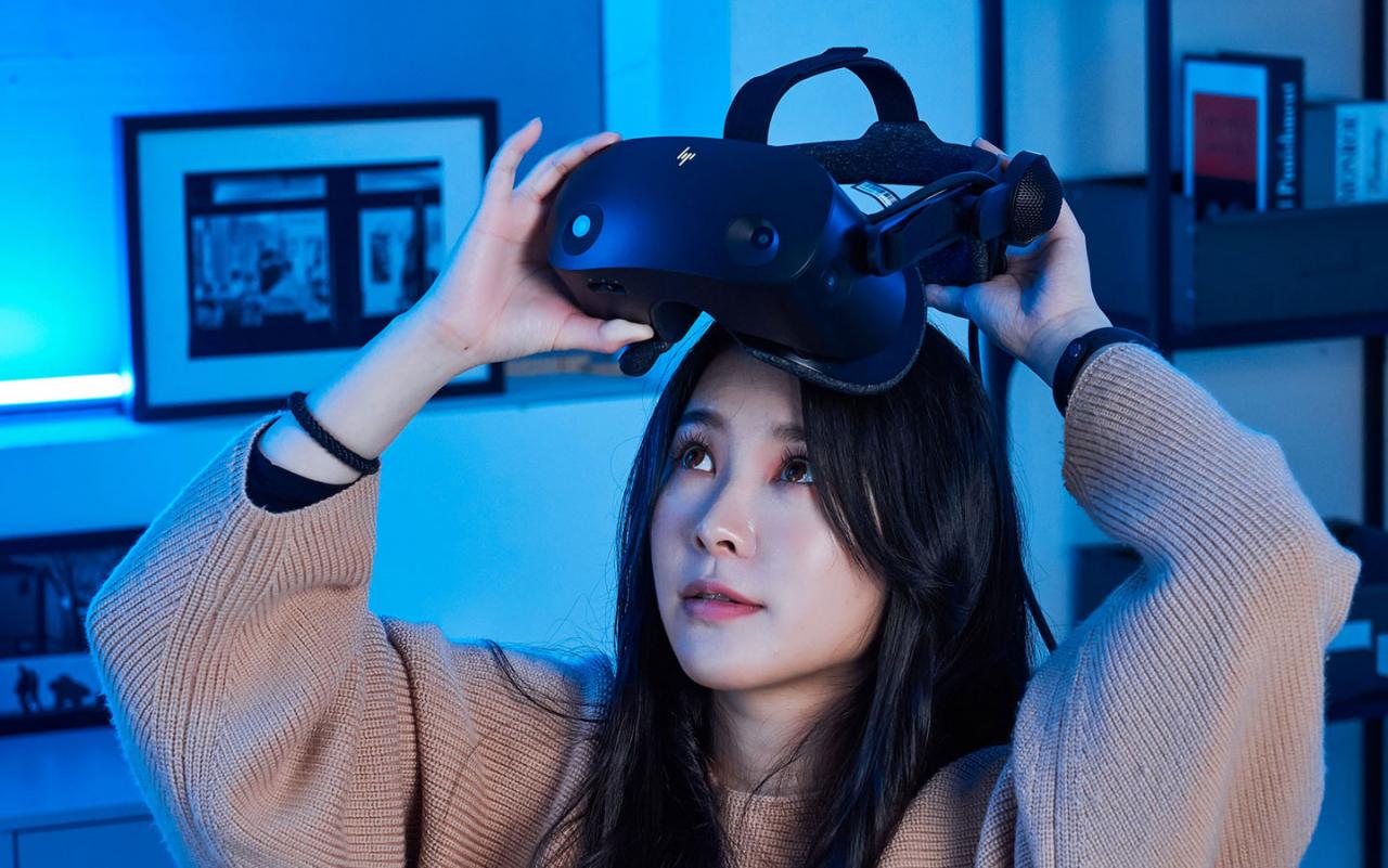 HP Reverb G2 VR 头戴式装置的本体重量仅 0.45Kg，甚至比一些一体化 VR 头盔还要更轻巧，良好的绑带式固定与缓冲层也让实际配戴体验更为舒适。