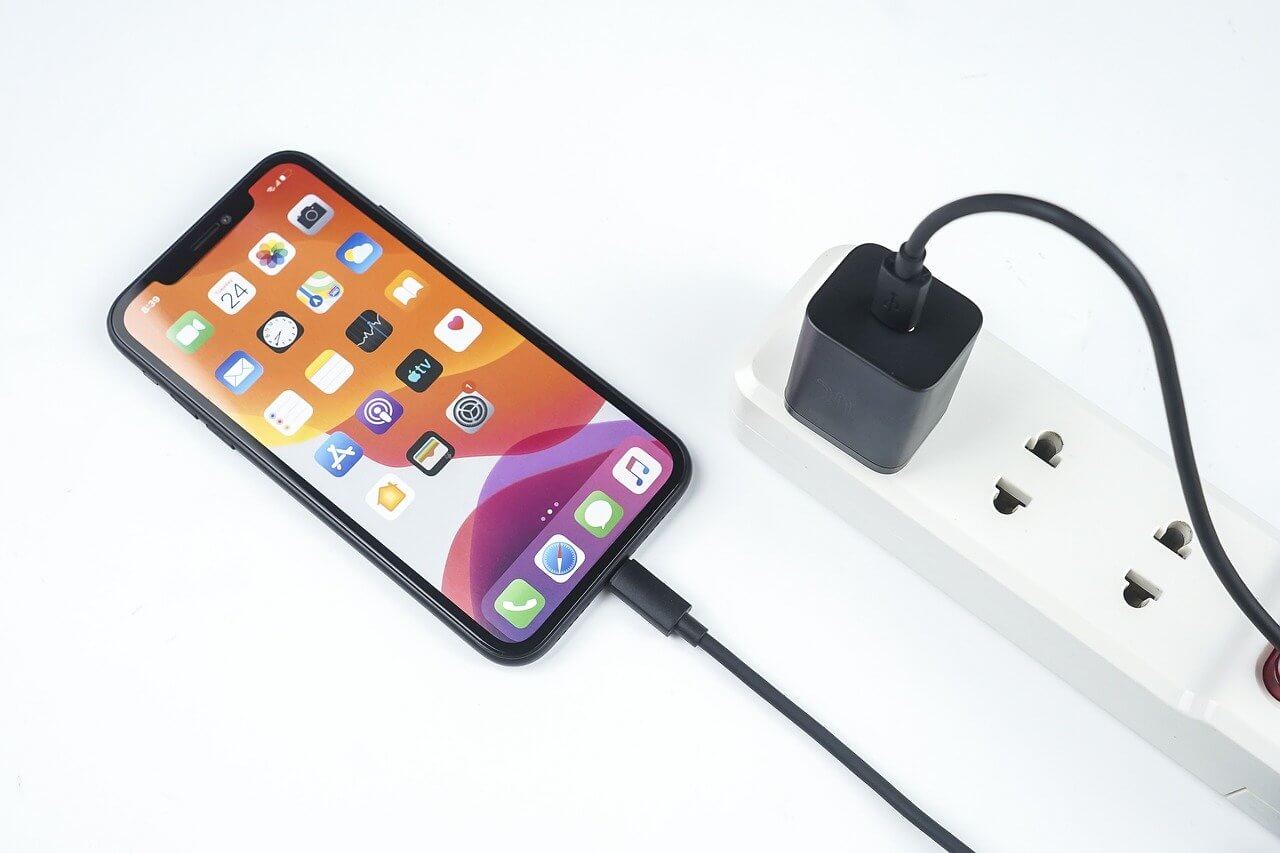 iPhone充电充不进去、充电失败：检查插座
