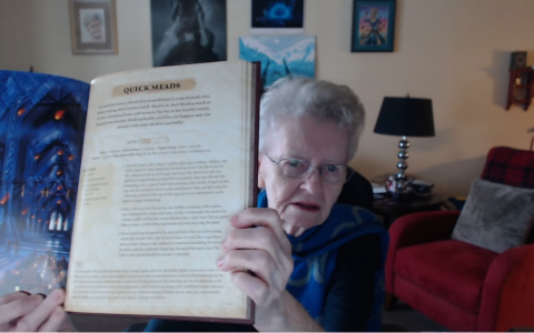 天际老奶奶开箱《上古卷轴V：无界天际》大礼包，甚至还有一本来自天际省的食谱