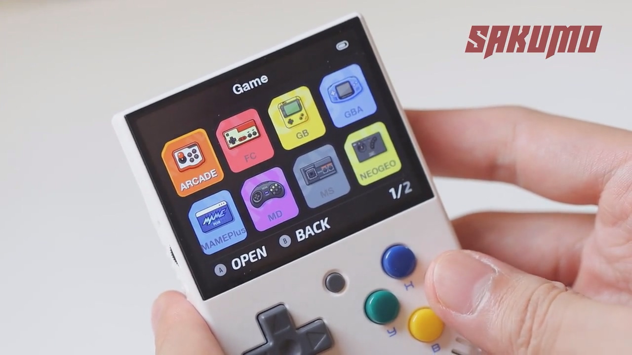 它搭载分辨率为640 x 480的2.8寸、IPS面板屏幕，并多种平台之模拟器。