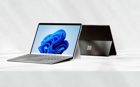 如何在 Windows 11 上为不同显示器与不同虚拟桌面设置壁纸背景？