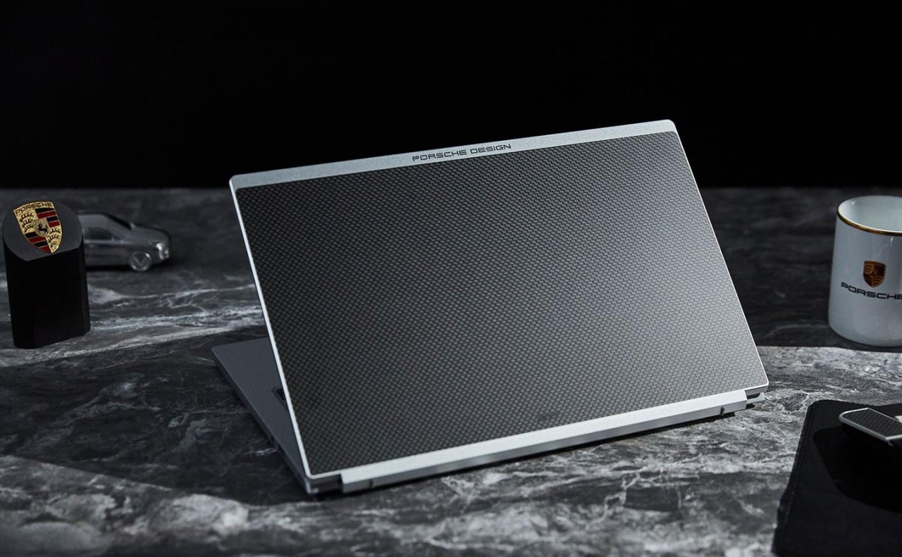 Porsche Design Acer Book RS 全机以铝合金打造，上盖规划了大面积碳纤维材质，独特的纹理显得格外吸睛。