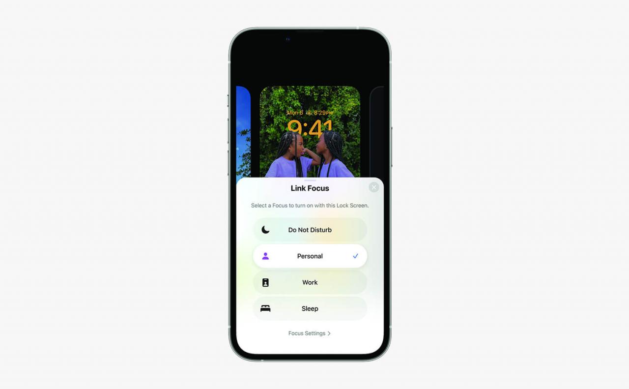 iOS 16 专注模式支持自定义不同锁定画面