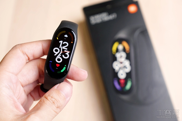 屏幕表面覆盖2.5D强化玻璃搭配防指纹涂层，支持5 ATM防水等级。