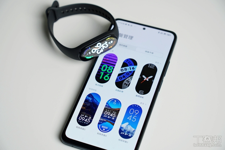 表盘有上百种选择，手环本身内建几种基本款，如果想要更多客制化表盘可以从小米运动健康 app 里下载。