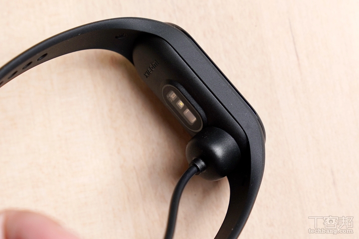 充电方式采磁吸式充电，大约两个小时内可充饱电，续航时间平均为 9 至 14 天，端看用户使用的频率而定。