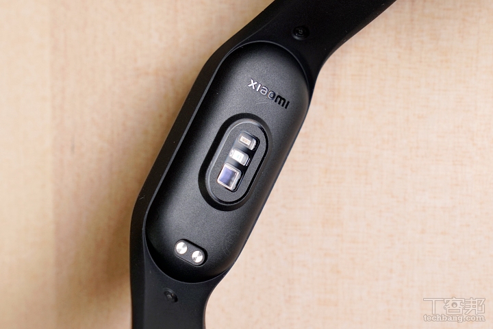 手环后方有多种感应器。