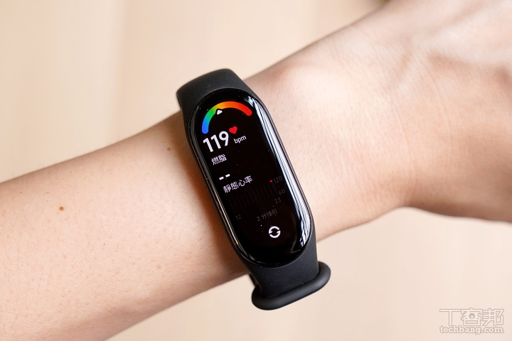 可以全天候量测心率，也可以设定心率过高或过低预警。