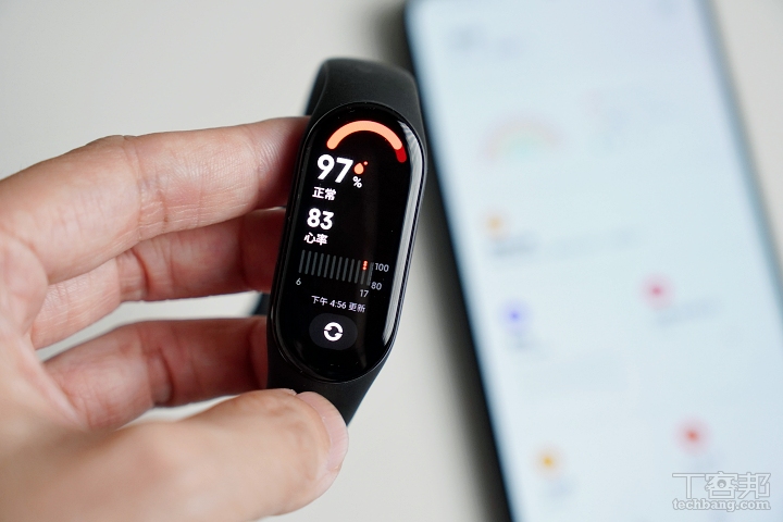 也可以全天候量测血氧，同样可以设定血氧过低提醒。 ▲ 各项健康状态提醒都可由手机里的运动健康 app 启用。