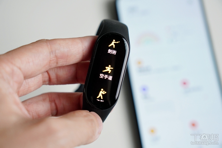 小米手环 7 实测，全天候纪录血氧、更大更实用的平价手环