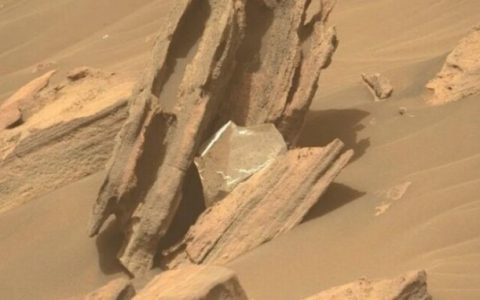 NASA毅力号火星探测器，在火星岩石上发现闪亮的「人造垃圾」