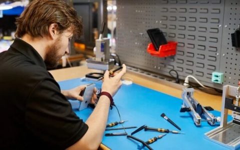 选择苹果官方DIY维修方案的，可能都是「冤大头」