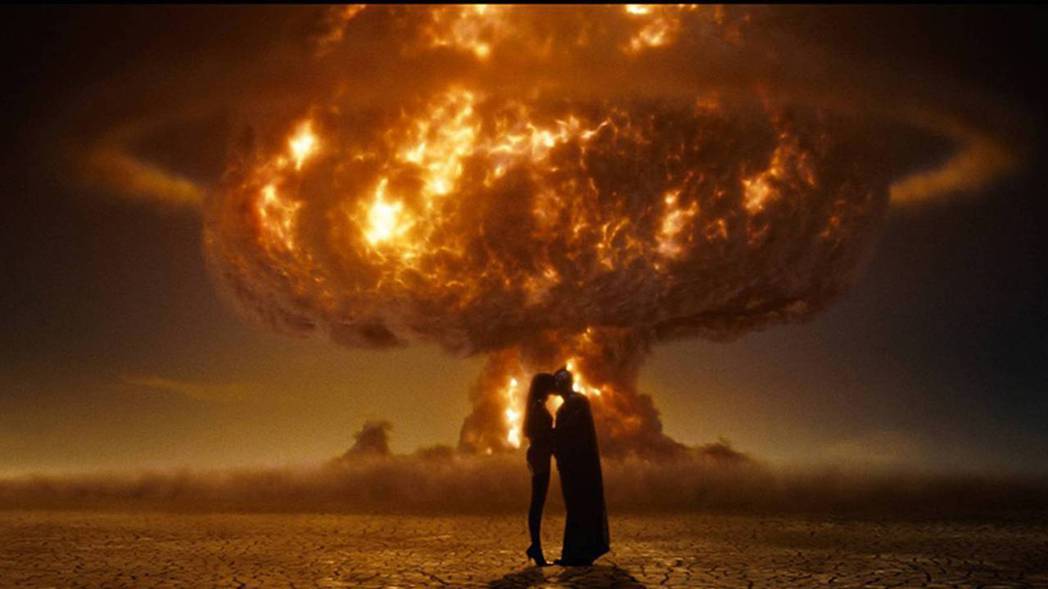 原作中折射广岛原爆的名场面，也在电影版中忠实呈现。 图/Warner Bros.
