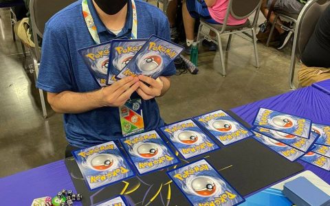 《宝可梦》PTCG锦标赛出现“巨型卡牌”！ 评审：「规定没指定大小」