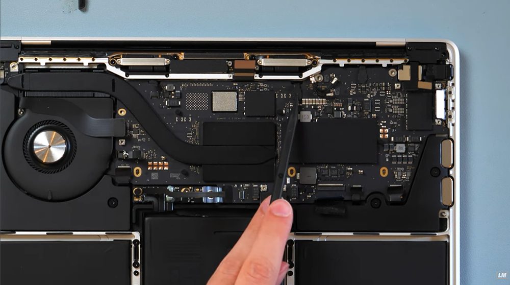 M1 MacBook Pro 可以升级至 M2 芯片吗？ 国外 YouTuber 进行了这项实测