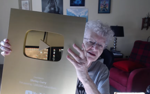 「天际老奶奶」YouTube达成百万订阅金盾！ 开心与网络孙子们分享喜悦