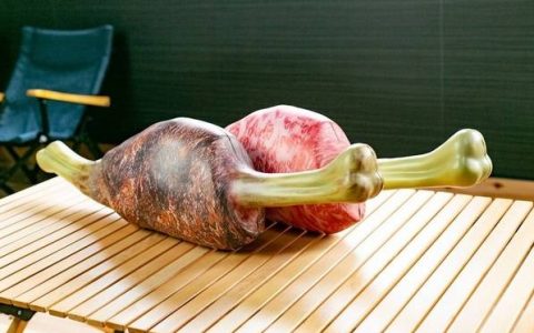 《魔物猎人》等比例烤肉抱枕开放预购，鲜香多汁小心作「饿」梦