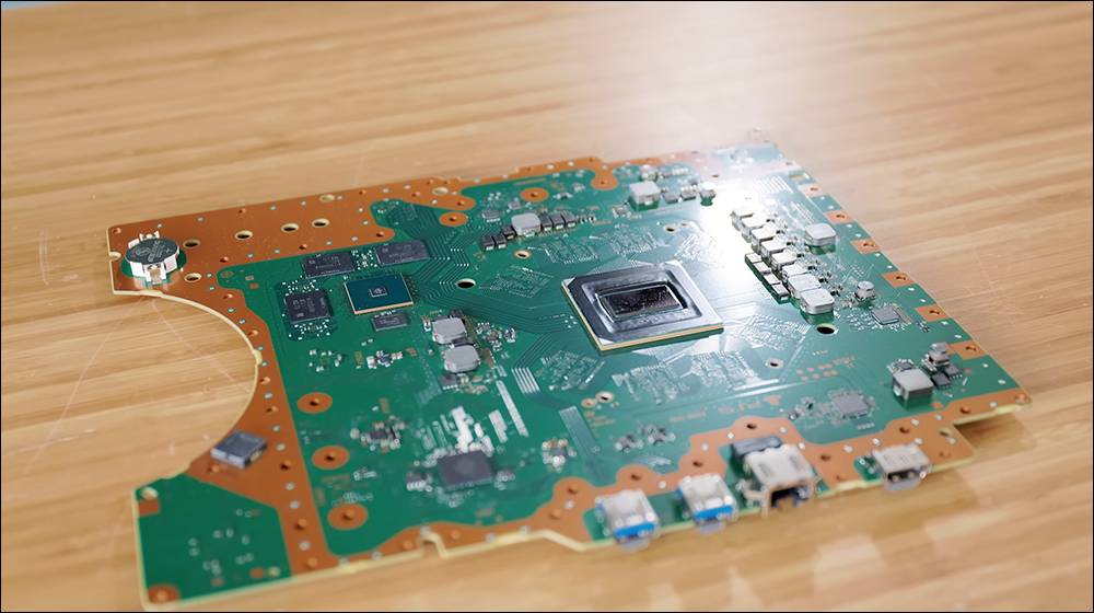 国外大神自制全球首款 PlayStation 5 Slim ：采用铜制机壳、机身仅 2 公分厚、内建水冷散热