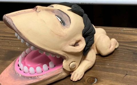 怕！ 咬手指恐龙魔改成《进击的巨人》车力巨人 团康玩具升级极致惩罚工具？