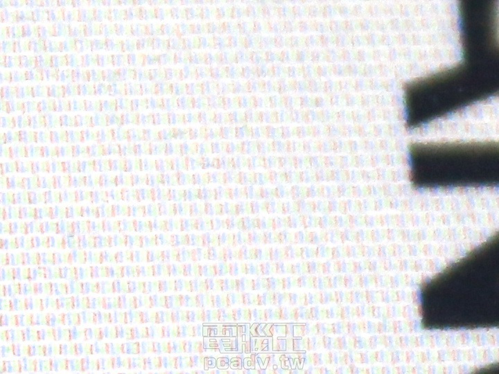 第一代Kaleido靠近屏幕看，可以看到屏幕上彩色滤光片的网点。 