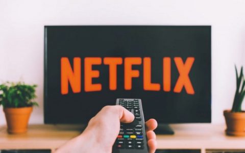 Netflix 阻止共享帐号，主要居住地以外收看 2 星期就要收「共享费」
