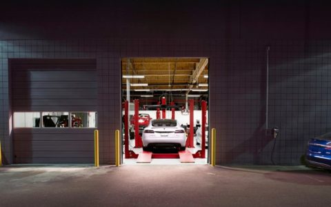 Elon Musk透露将在Tesla车辆维修服务导入F1维修站技术，标榜1小时内完成