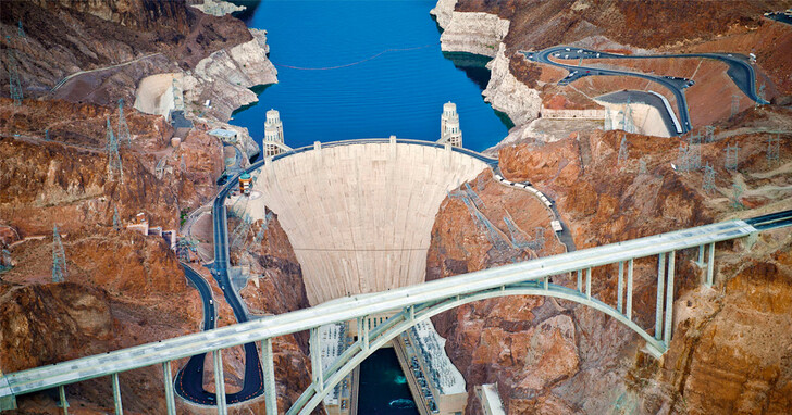 异常干旱出现水荒，NASA公布从太空看胡佛大坝水库创纪录的低水位卫星图片