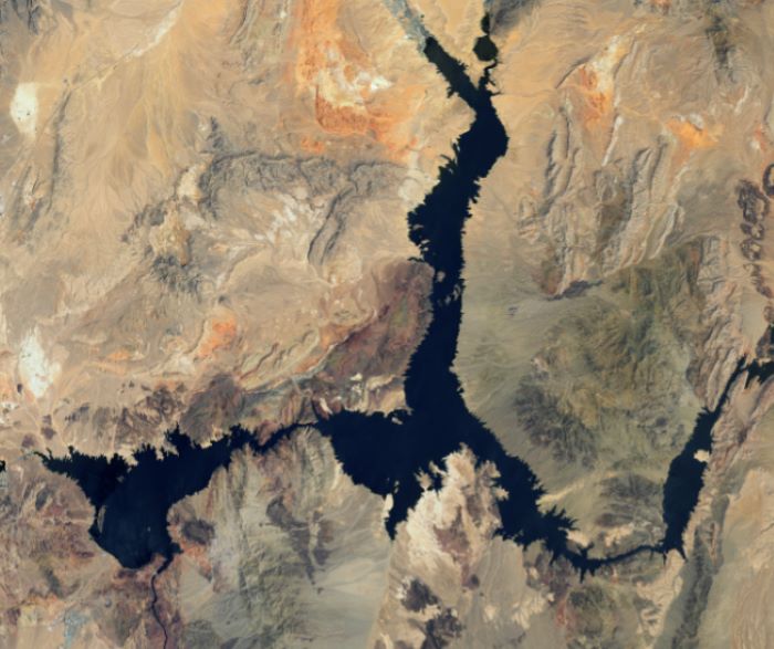 异常干旱出现水荒，NASA公布从太空看胡佛大坝水库创纪录的低水位卫星图片